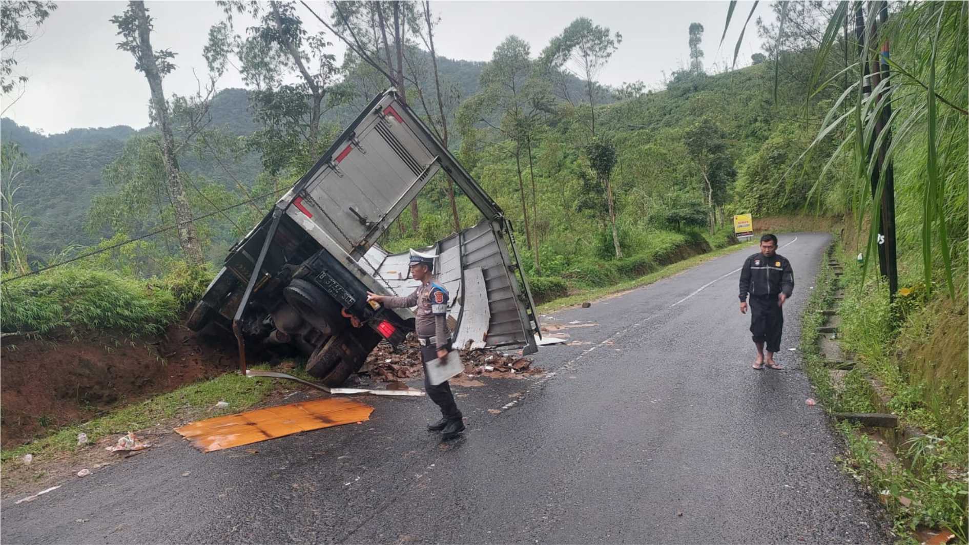 Diduga Rem Blong, Mobil Box di Garut Rusak Berat Terlibat Kecelakaan